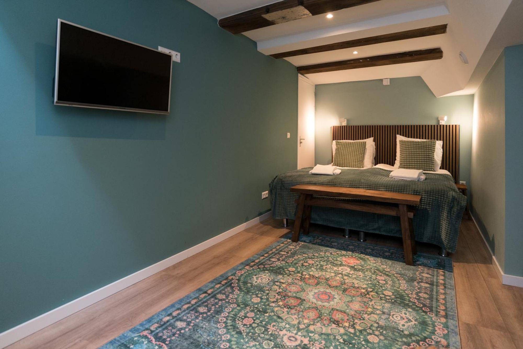 Deluxe Double Room Bath Smedestraat