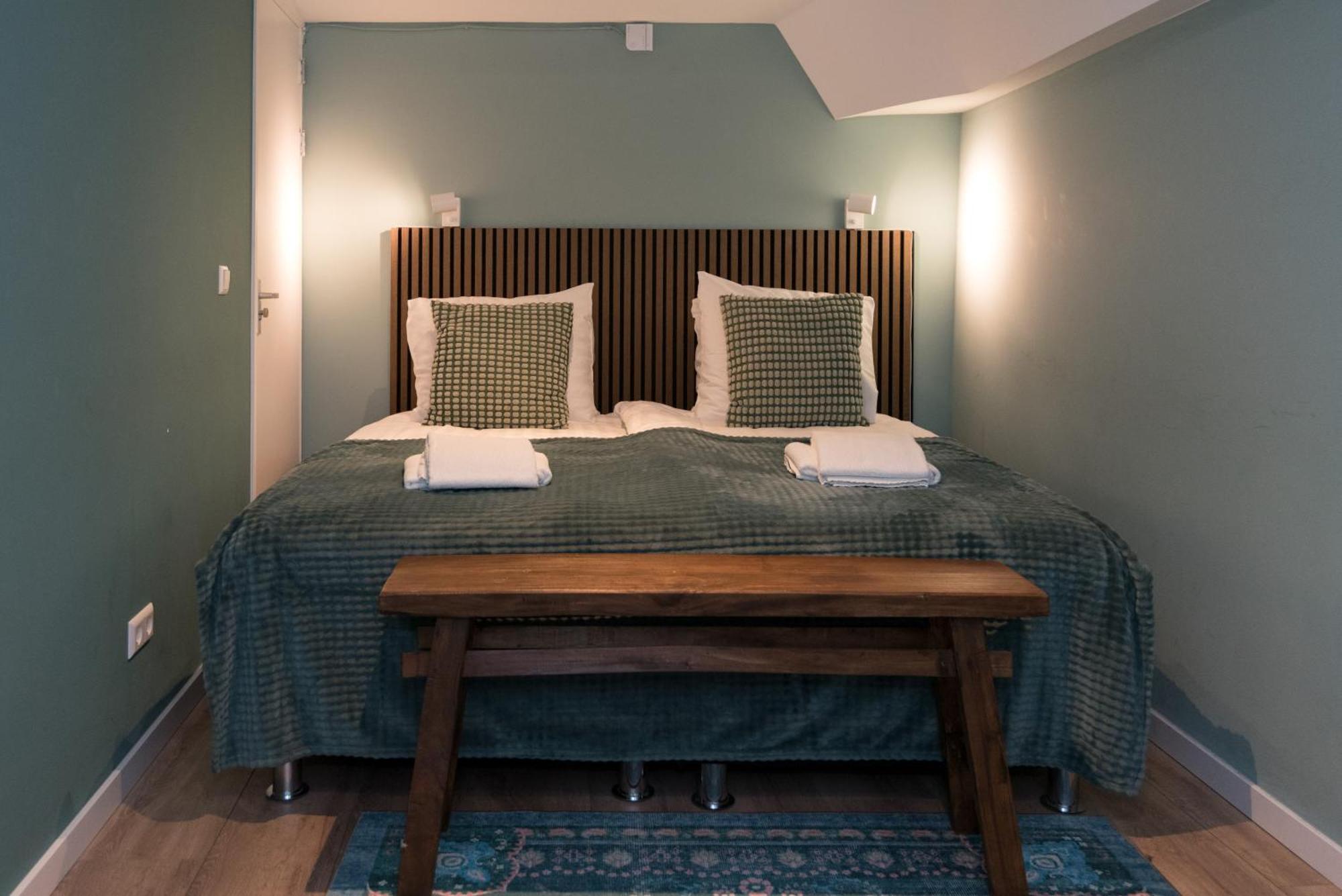 Deluxe Double Room Bath Smedestraat